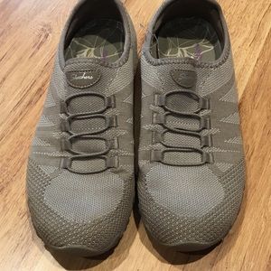 Sketchers Tan Skip on tennis shoes